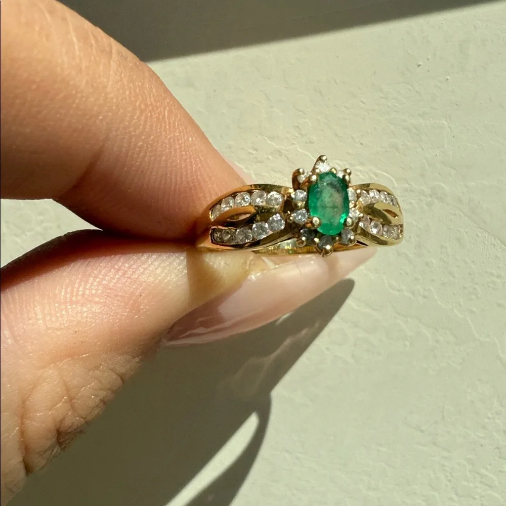 18KT GOLD EMERALD & DIAMOND RING - Picture 3 of 5